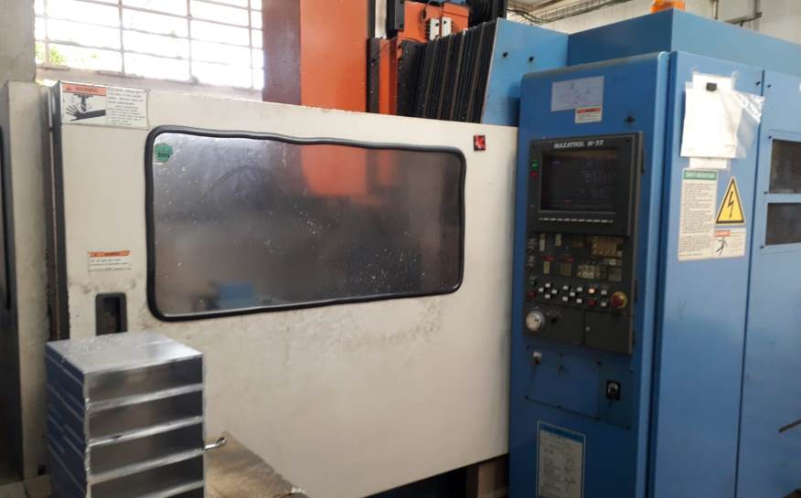 מרכז עיבוד CNC במפעל